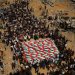 مشيعون يتجمعون الخميس حول جثامين فلسطينيين قُتلوا في غارات إسرائيلية على غزة قبل سنوات بعد انتشالها من تحت الأنقاض (أ.ب)