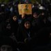 مناصرات لـ«حزب الله» يرفعن صورة لأمينيه العامين السابقين حسن نصر الله وهاشم صفي الدين في الذكرى الثانية لاغتيالهما في ضاحية بيروت الجنوبية (أ.ب)