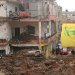 مناصر لـ«حزب الله» يرفع علمه في موقع قصف إسرائيلي تزامن مع إنزال ببلدة النبي شيت شرق لبنان مارس 2026 (أرشيفية - أ.ف.ب)