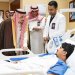 أمير منطقة الرياض خلال تفقده عدداً من المدنيين المصابين جراء الاعتداءات الحوثية الإرهابية (واس)