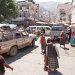 حشود من الناس في محطة للحافلات الصغيرة يستخدمها النازحون لمغادرة مدينة تعز (أ.ب)
