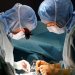 الامتناع عن الطعام قبل الجراحة خطوة أساسية لتقليل مخاطر التخدير والمضاعفات التي قد تهدد حياة المريض(رويترز)
