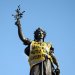 نصب الجمهورية الفرنسية (Monument à la République) وقد وُضعت عليه سترة صفراء وذلك في اليوم التالي لاندلاع اشتباكات في «ساحة الجمهورية» بباريس (رويترز)