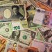 أوراق نقدية من الدولار الأميركي واليورو والين والجنيه الإسترليني والليرة التركية واليوان الصيني (رويترز)