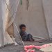 طفل يمني مشرد داخل خيمة في أحد مواقع النزوح القريبة من عدن (أ.ب)