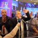 المرشح الفلسطيني يوسف جبارين يحتفل بالنتائج الأولية لاستطلاعات آراء الناخبين عند الخروج من مراكز الاقتراع تزامناً مع الانتخابات التشريعية في إسرائيل (د.ب.أ)